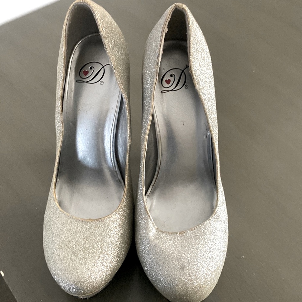 Sold as is. Red skid mark on left shoe platform.